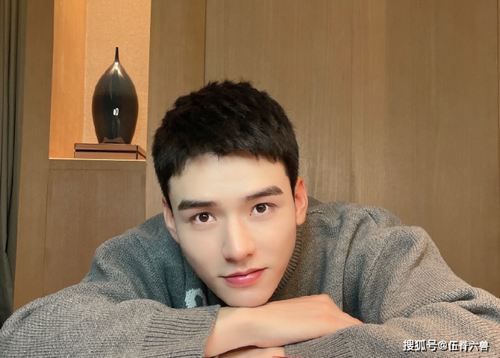 Ảnh chụp tạp chí chưa qua chỉnh sửa của Cung Tuấn vô tình bị lộ: Da tối màu, mặt bóng dầu lộ mụn Ảnh 7