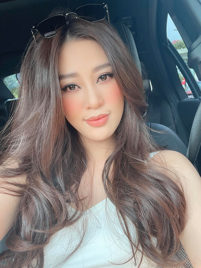 Cận kề ngày lên đường chinh chiến, Khánh Vân 'trổ tài' tự tay make-up, làm tóc đẹp chuẩn Miss Universe Ảnh 5