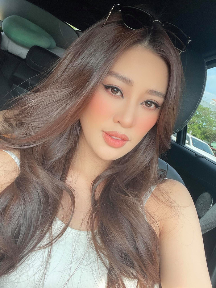 Cận kề ngày lên đường chinh chiến, Khánh Vân 'trổ tài' tự tay make-up, làm tóc đẹp chuẩn Miss Universe Ảnh 3