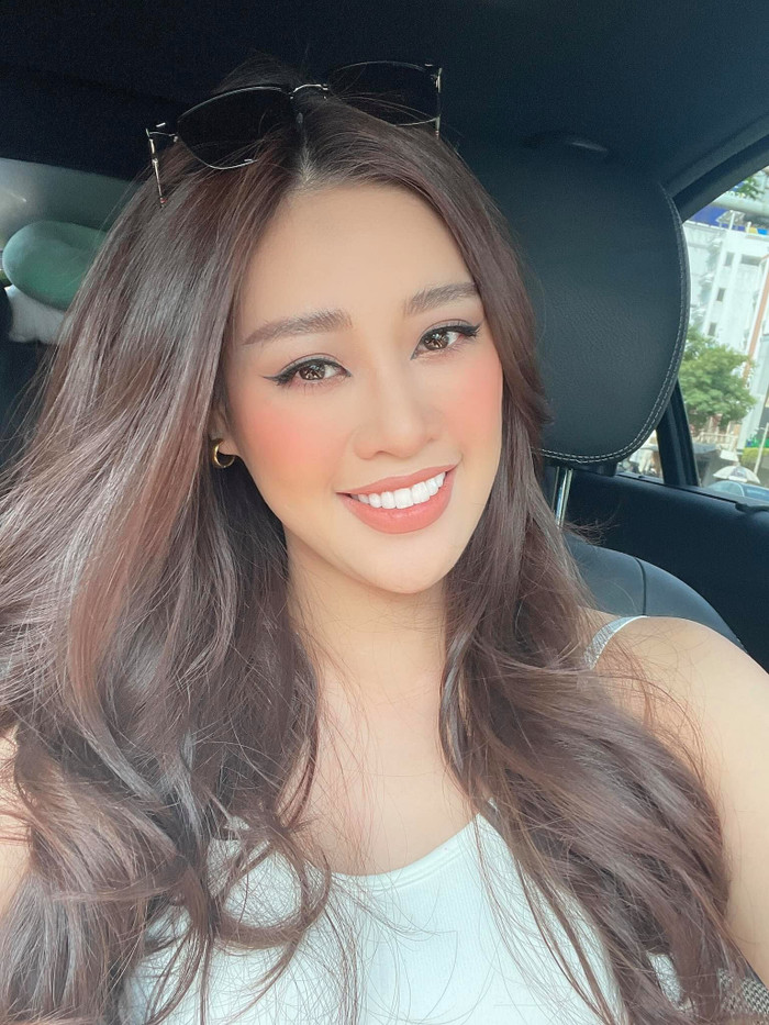 Cận kề ngày lên đường chinh chiến, Khánh Vân 'trổ tài' tự tay make-up, làm tóc đẹp chuẩn Miss Universe Ảnh 4