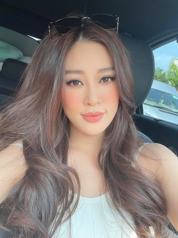 Cận kề ngày lên đường chinh chiến, Khánh Vân 'trổ tài' tự tay make-up, làm tóc đẹp chuẩn Miss Universe Ảnh 7