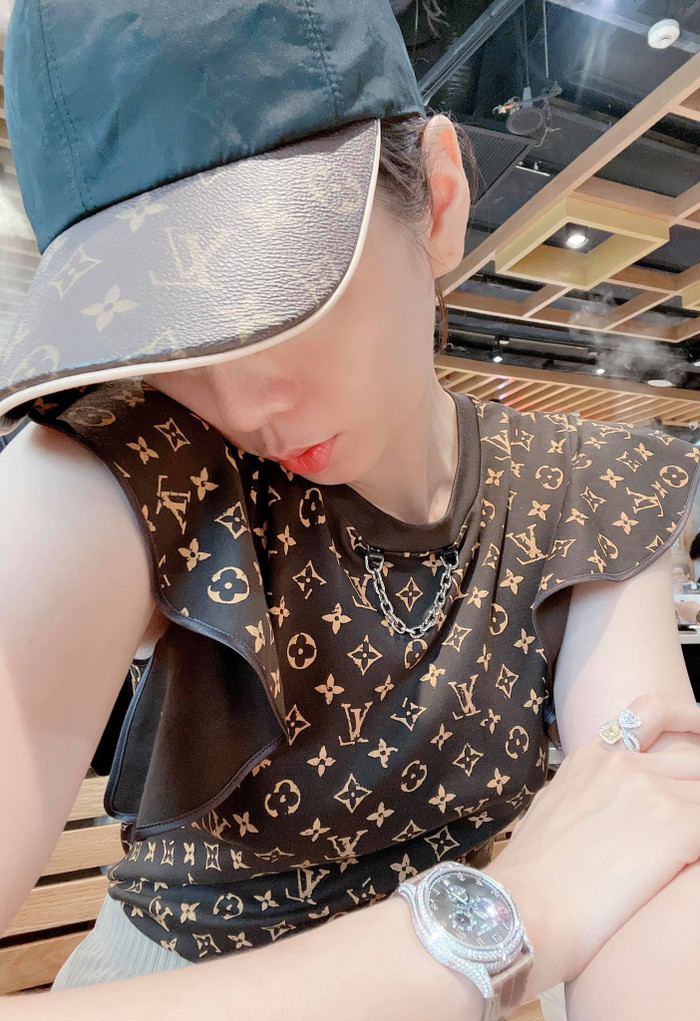 Lệ Quyên giấu đi đôi mắt suy tư, những gì lấp lánh cần được lên ảnh.