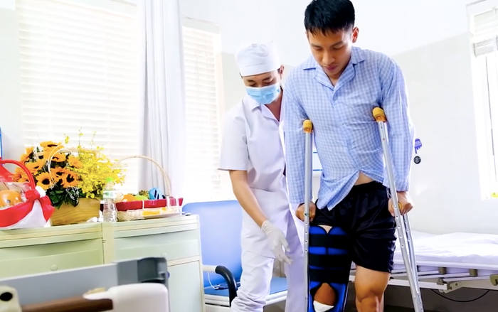 Sau phẫu thuật, Hùng Dũng đã có thể đứng dậy tập đi, dự kiến xuất viện sau 2 ngày nữa Ảnh 2