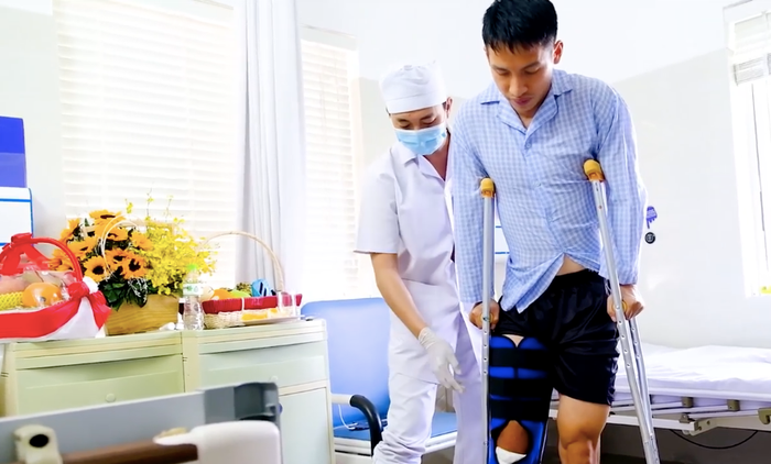 Sau phẫu thuật, Hùng Dũng đã có thể đứng dậy tập đi, dự kiến xuất viện sau 2 ngày nữa Ảnh 5