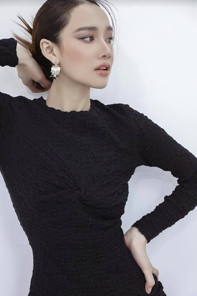 Vòng eo của Nhã Phương khéo còn nhỏ hơn Ngọc Trinh cũng nên