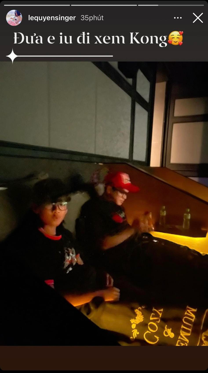 Sau đó, trên story instagram cô cũng chia sẻ hình ảnh chụp con trai đang trong rạp chiếu phim và người ngồi bên cạnh cậu bé không ai khác là Lâm Bảo Châu