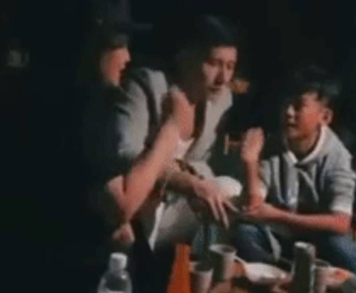 Trong một đoạn livestream ngắn, cư dân mạng bất ngờ bắt gặp khoảnh khắc Lâm Bảo Châu và con trai Lệ Quyên cùng nhau chơi một trò chơi