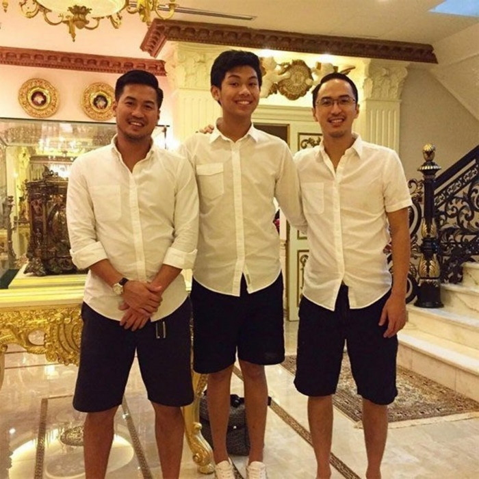 Tỉ phú Johnathan Hạnh Nguyễn chụp ảnh cùng 3 quý tử, dân mạng xuýt xoa: Thần thái quá đỉnh! Ảnh 6