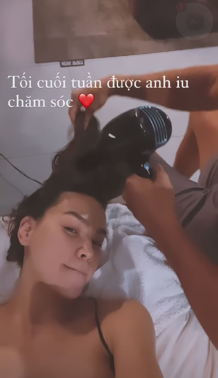 Tối tối, các con say giấc, Kim Lý ngọt ngào sấy tóc cho bà xã.