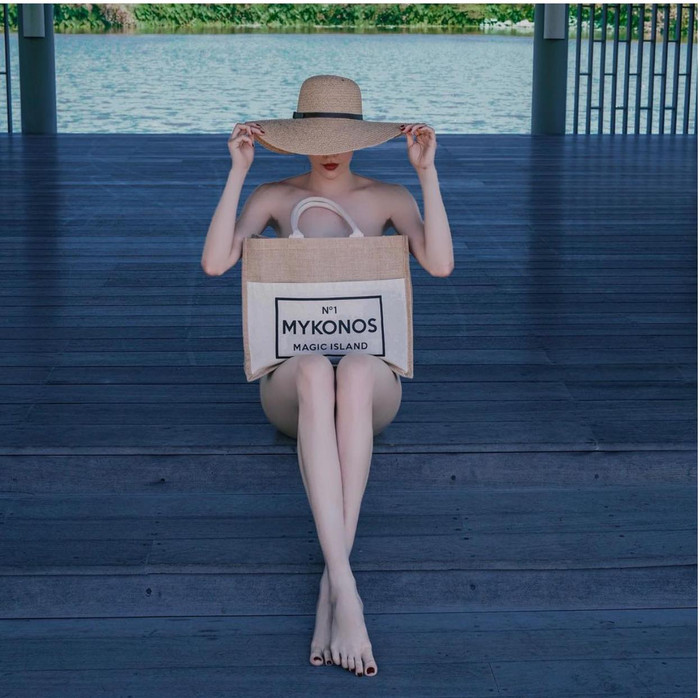 Hình ảnh mới nhất của mẹ bỉm sữa đẹp nhất nhì Vbiz khi chụp hình nửa kín nửa hở phối cùng mũ và túi xách cói đẹp đến hoàn hảo