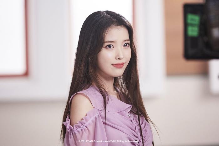 Album 'LILAC' của IU tẩu tán con số 'khủng' trong ngày đầu, liệu có lấy lại kỉ lục từ tay Rosé? Ảnh 1