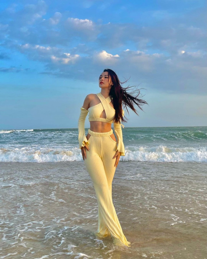 Sợ trời chưa đủ nóng, Chi Pu táo bạo diện bikini hồng cực gợi cảm khoe vòng eo săn chắc Ảnh 5