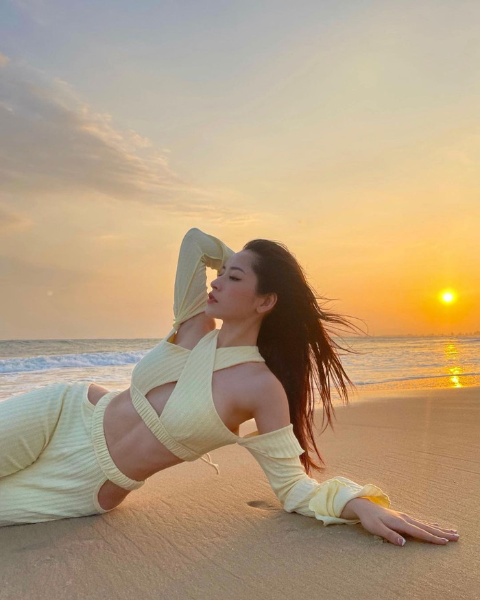 Sợ trời chưa đủ nóng, Chi Pu táo bạo diện bikini hồng cực gợi cảm khoe vòng eo săn chắc Ảnh 6