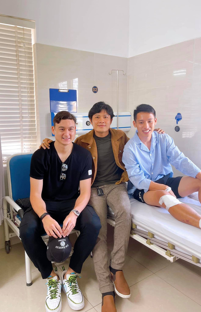 Hùng Dũng ké được một tấm với anh đẹp trai rồi nè