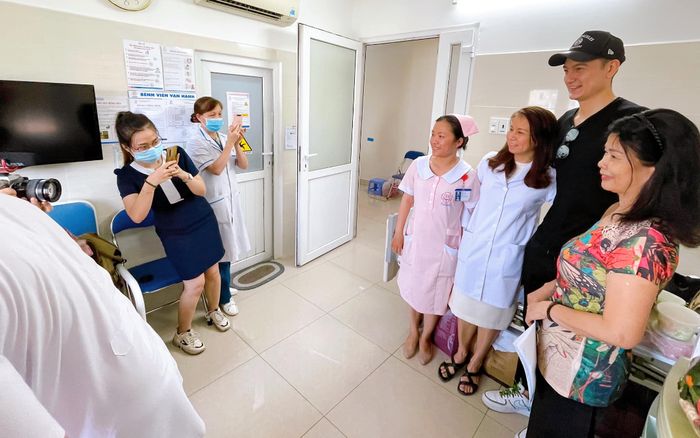 Lâm 'Tây' đến thăm Hùng Dũng, biến phòng bệnh thành buổi 'fan meeting' Ảnh 2