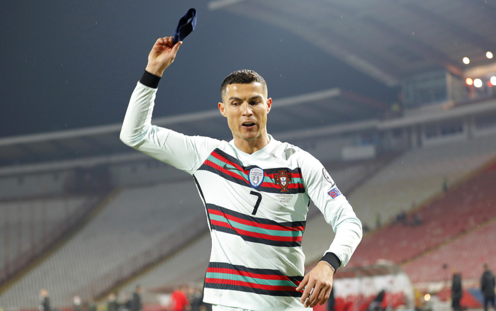 Trọng tài cướp bàn thắng và rút thẻ vàng cảnh cáo, Ronaldo nổi điên ném băng đội trưởng Ảnh 2