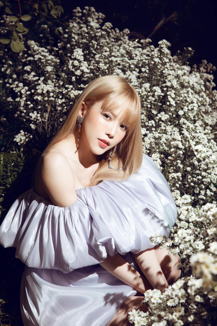 Làn da trắng trẻo, không tì vết của nữ ca sĩ luôn được nhiều cô gái ganh tỵ