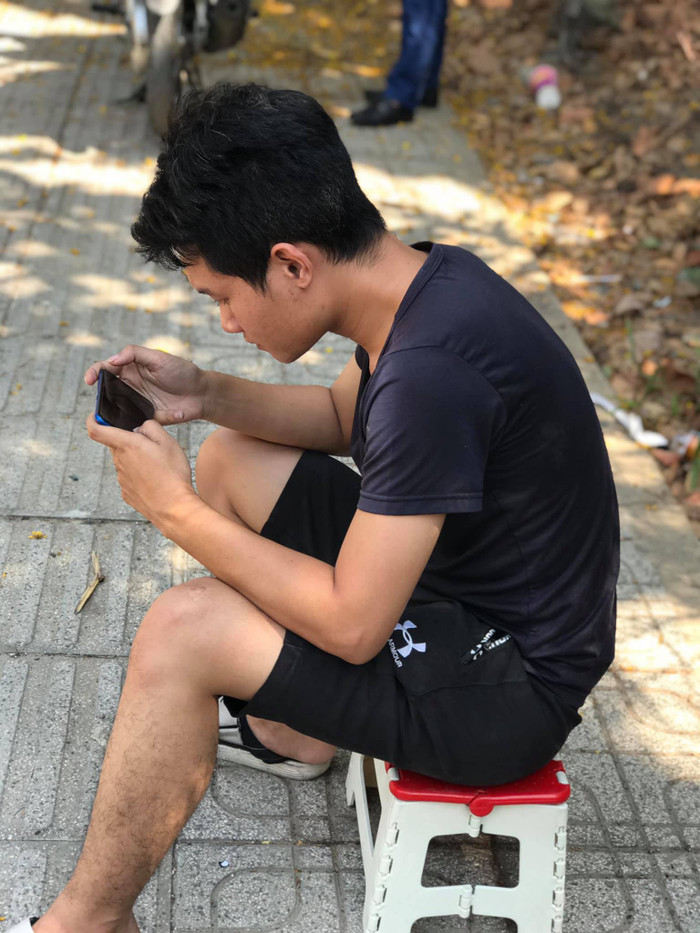 Giải trí trên điện thoại là cách mà nhiều phụ huynh lựa chọn trong lúc chờ đợi con em mình