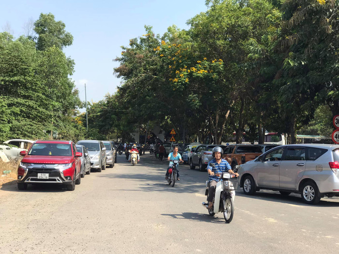 Dàn xế hộp nối đuôi nhau trong ngày thí sinh dự thi Kỳ thi đánh giá năng lực 2021