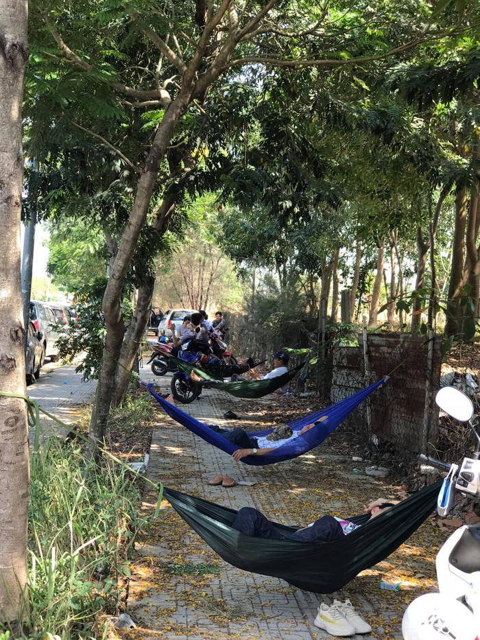 Có phụ huynh mang cả võng theo để nghỉ ngơi trong lúc đợi con