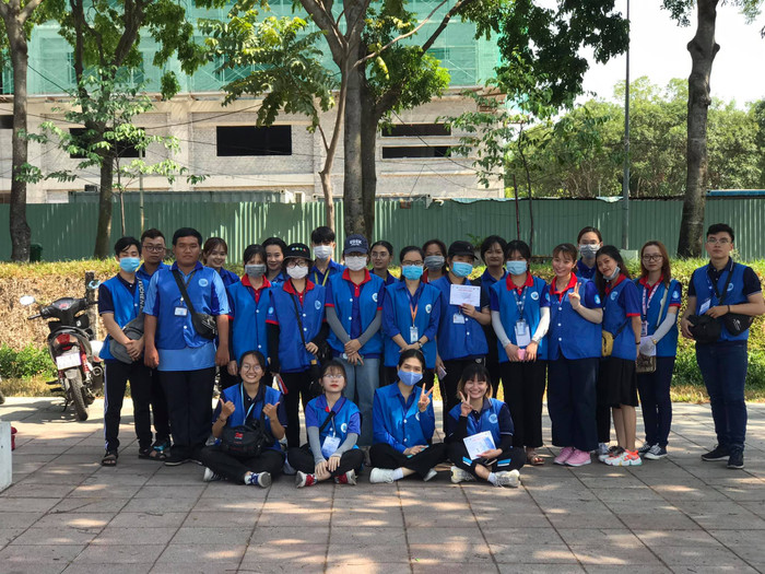 Đội sinh viên tình nguyện tại cụm thi Đại học Quốc tế - ĐHQG TPHCM 