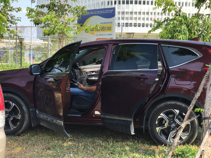 Phụ huynh nghỉ ngơi trong xe hơi