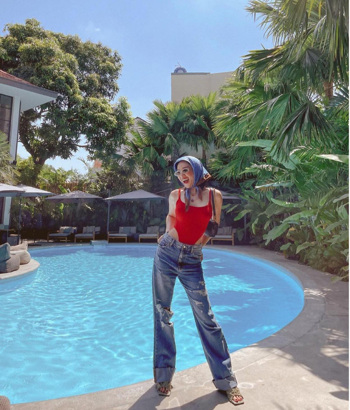Tóc Tiên với outfit cuối tuần pose dáng cạnh hồ bơi thu hút sự chú ý của cư dân mạng