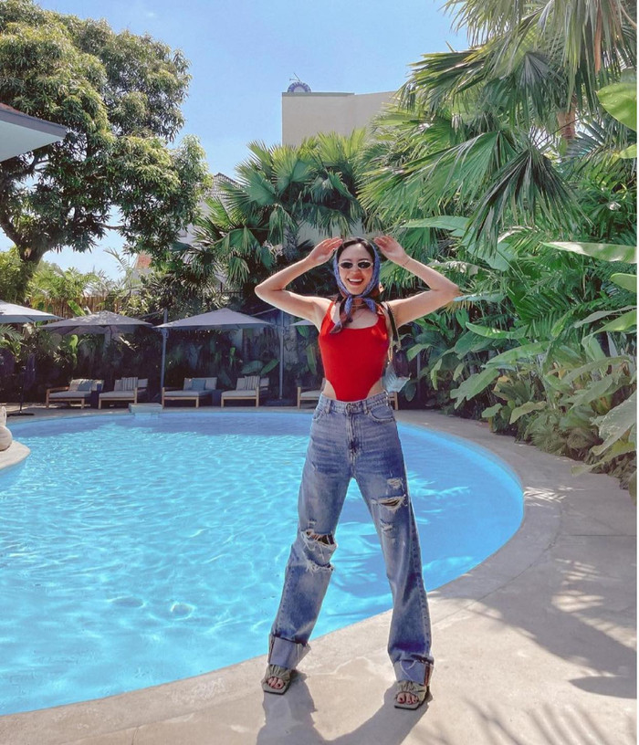 Nữ ca sĩ chọn cho mình set đồ trẻ trung với bodysuit xẻ hông cao mix cùng jeans rách tơi tả