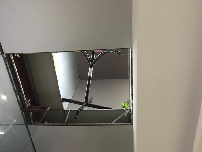 Khu vực 2 nạn nhân rơi xuống được cơi nới bằng tấm nhựa Alu.