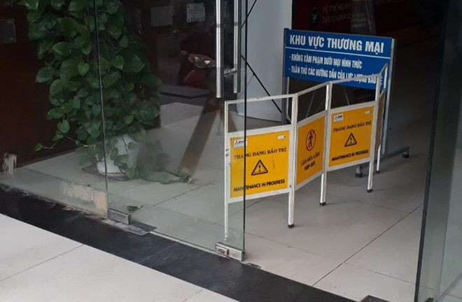 Sau khi xảy ra vụ việc, ban quản lý tòa nhà cho đặt biển cảnh báo.