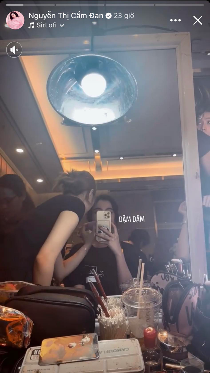 Không còn che giấu, Cẩm Đan công khai để ảnh chụp chung cùng chồng cũ Lệ Quyên bên mình