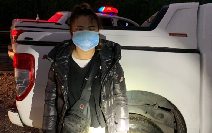 Tài xế chở người nhập cảnh trái phép bỏ chạy khi bị lực lượng chức năng truy đuổi Ảnh 2