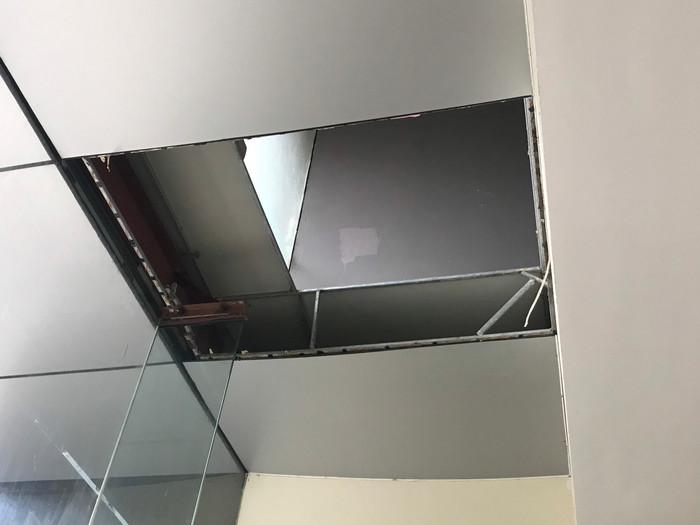 Vị trí trần thủng khiến 2 người rơi từ tầng 2 xuống.