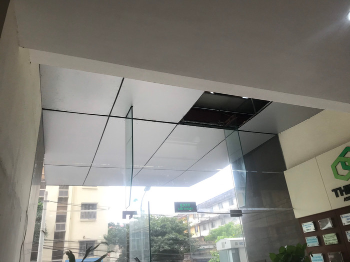 Nhân chứng bàng hoàng kể lại giây phút nữ giám đốc và nhân viên rơi xuống chung cư vì trần thủng Ảnh 2