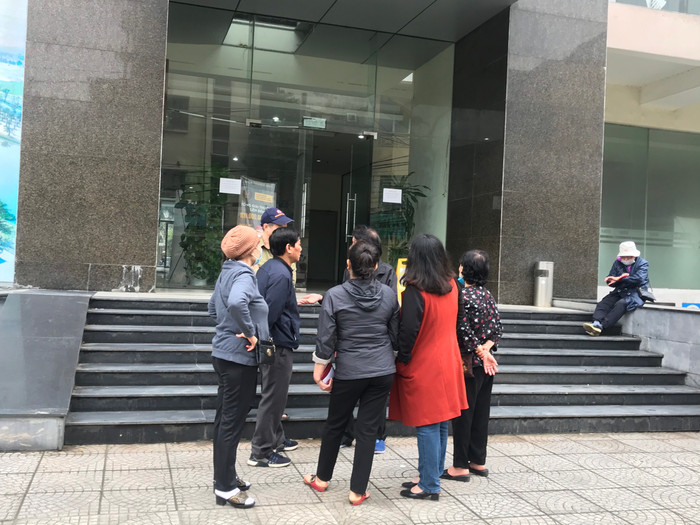 Người dân bàng hoàng, bàn tán xôn xao tại nơi xảy ra vụ việc.