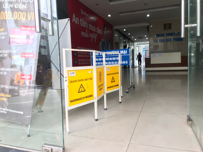 Ban quản lý toà nhà đã dựng rào chắn vị trí 2 người rơi xuống sảnh tầng 1.