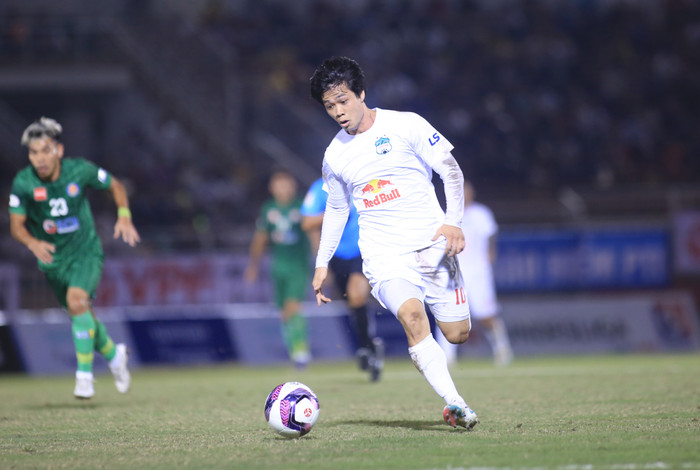 Công Phượng ghi bàn cho HAGK ngay sau khi vào sân ở phút 31.