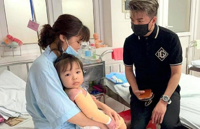 Đàm Vĩnh Hưng mới đây đã giữ lời hứa khi trực tiếp đến thăm bệnh nhi bị bỏng