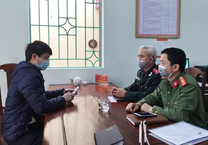 Đối tượng L. tại cơ quan chức năng. Ảnh: TTXVN