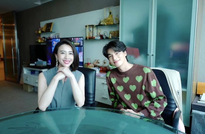 Gulf Kanawut chụp hình cùng lãnh đạo đài 3