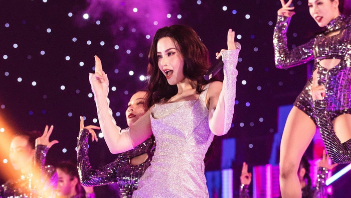 Xôn xao FC Đen Vâu lũ lượt bỏ về khi Vũ Cát Tường đang diễn Ảnh 1