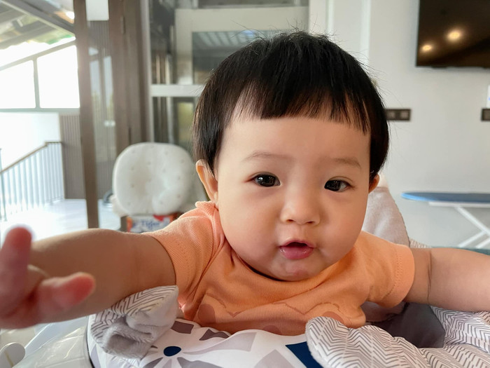 Cô nàng Suchin sở hữu đôi mắt to tròn, gương mặt bụ bẫm đặc biệt là những biểu cảm đáng yêu của Suchin khi chụp ảnh luôn khiến cư dân mạng không khỏi xuýt xoa