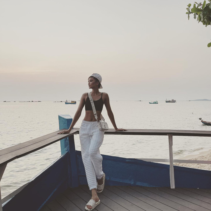 Chăm chỉ tập tành nên giờ đây, H'Hen Niê cũng ưu ái những kiểu áo croptop khoe eo thon nóng bỏng.