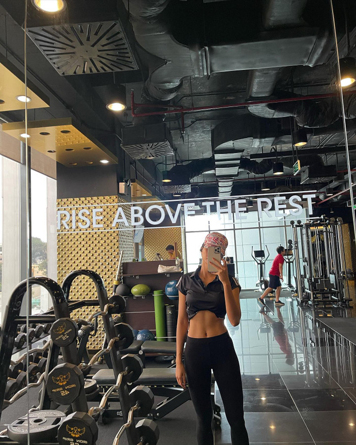 Cận cảnh vòng eo sau khi tập luyện...