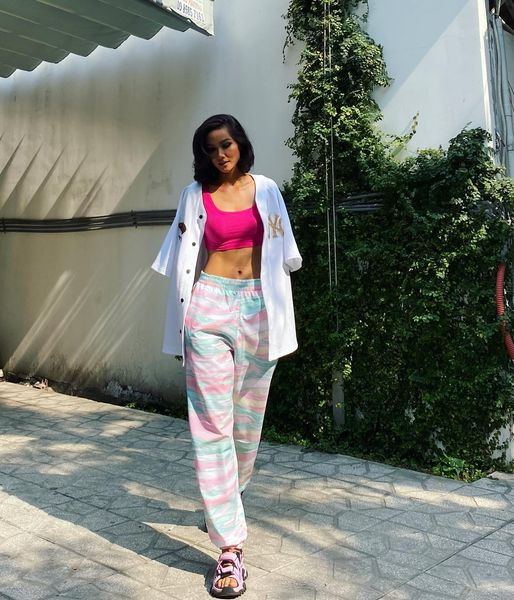 Các tông màu rực rỡ như hồng, vàng dạ quang rất hợp với làn da của người đẹp. 