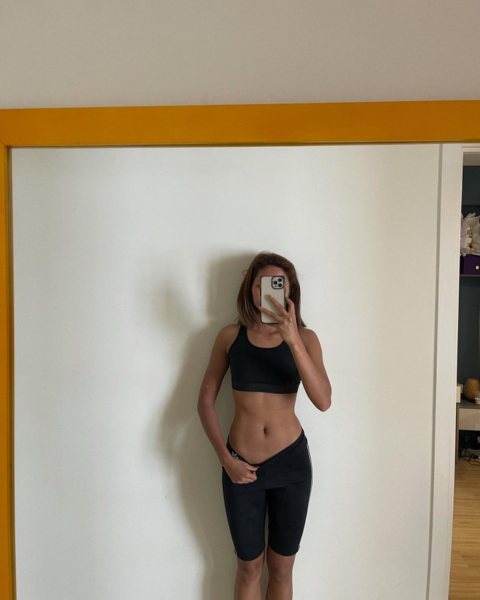 Vòng eo chứa 'bé mỡ', nhưng xem ra vẫn  thon thả, săn chắc lắm. 