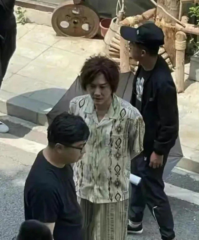 Phùng Thiệu Phong tiều tụy, phờ phạc sau tin rạn nứt trong hôn nhân với Triệu Lệ Dĩnh Ảnh 1