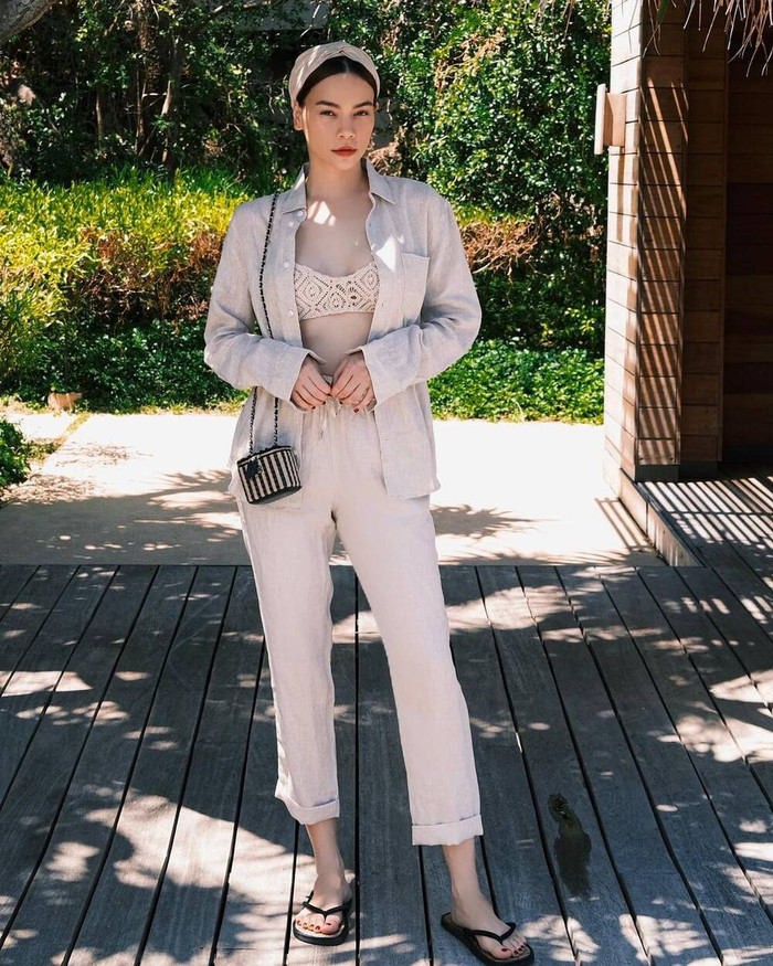 Không chỉ với trang phục sự kiện, những bộ cánh đơn giản, street style cũng nhận được sự chú ý của khán giả.&nbsp;