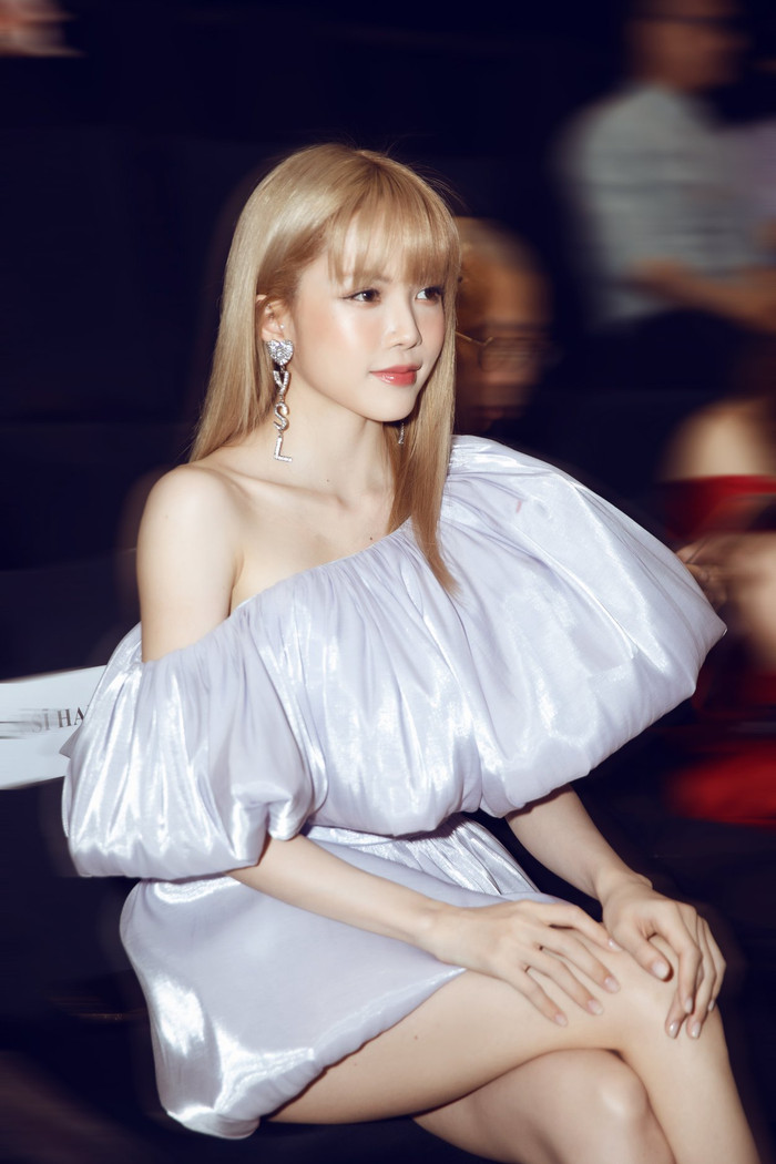 Trong chiếc váy ánh bạc, làn da trắng sứ, đôi chân thon dài được tôn lên hết mức.&nbsp;