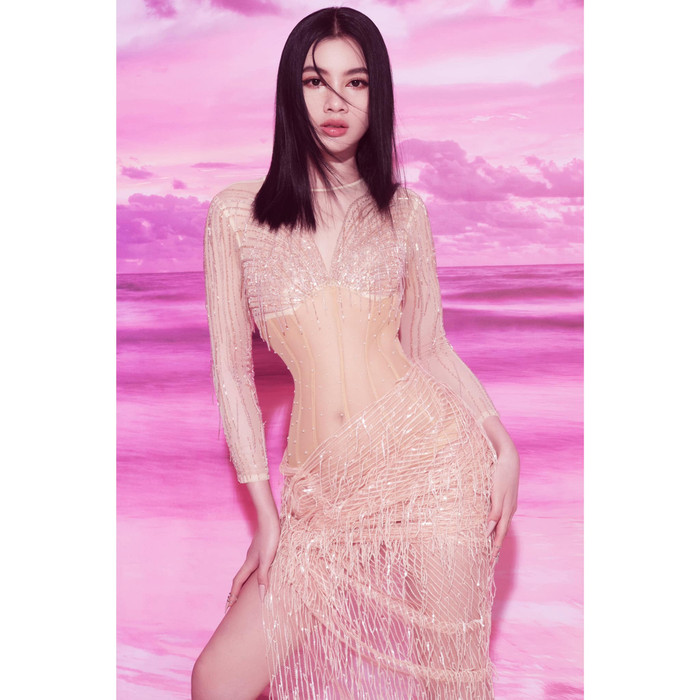 Tình trẻ chồng cũ Lệ Quyên tạo dáng chuyên nghiệp trước ống kính 